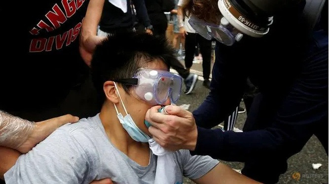 Người biểu tình giúp nhau trong lúc đối đầu với cảnh sát. (Ảnh: Reuters)