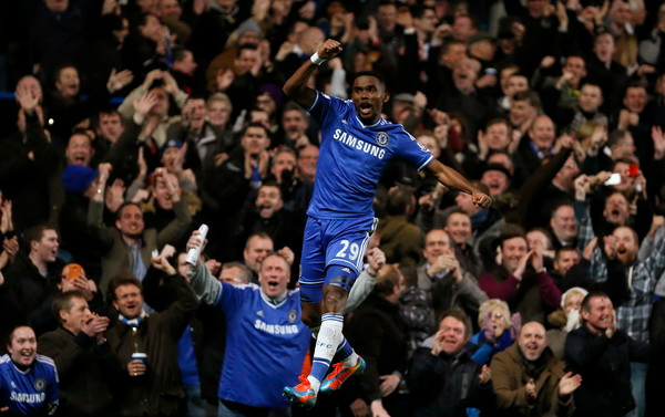 Samuel Eto'o bay cao với cú hattrick vào lưới M.U - Ảnh: Reuters