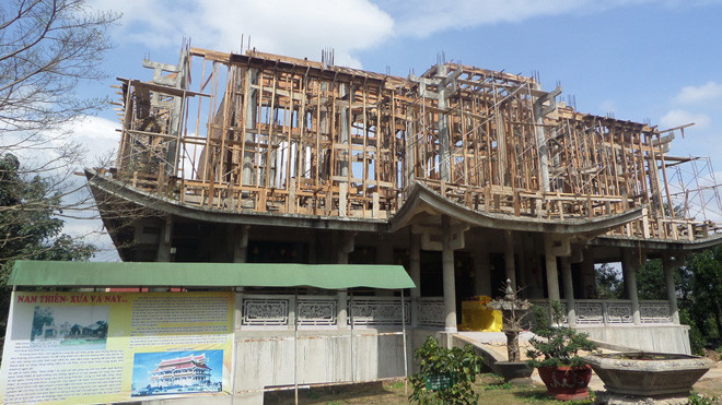 Tòa chánh điện đang được đóng cốp pha để hoàn thiện. ẢNH: SÁU NGHỆ
