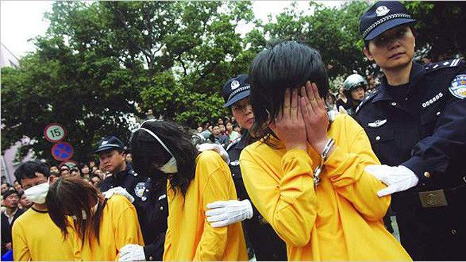 Gái mại dâm bị bêu gương trước công chúng ở tỉnh Quảng Đông. Ảnh: New York Times