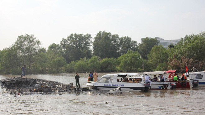 Chiếc tàu bị cháy đang chìm dần