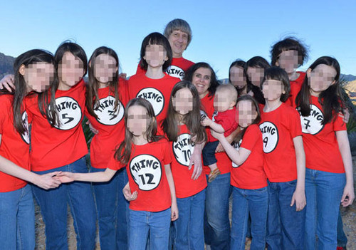 Bức ảnh được cho llafchupj vợ chồng Turpin và 13 người con bị xiềng xích. Ảnh: Facebook