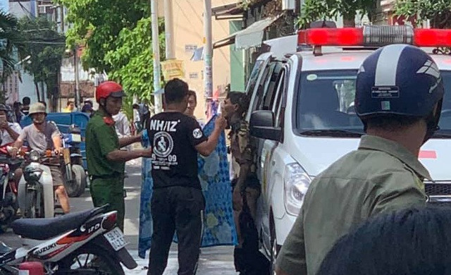 Lực lượng chức năng có mặt đưa nam thanh niên vào bệnh viện sơ cứu vết thương. Ảnh: Dân trí