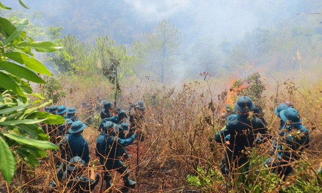 Hiện trường đám cháy và công tác dập lửa.