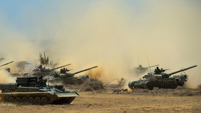 Quân đội Venezuela thực hiện cuộc tập trận lớn từ hôm 26/9 với sự tham gia của nhiều loại vũ khí khí tài hiện đại mà chủ yếu là nhập khẩu từ Nga. Trong ảnh, đội hình xe tăng chủ lực T-72B1V hành tiến khiến bụi tung mù mịt.