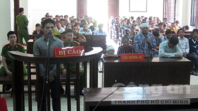 Bị cáo Đỗ Minh Thông trước vành móng ngựa.