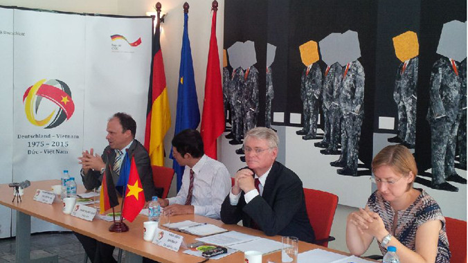 Đại biện lâm thời Hans-Joerg Brunner (thứ hai từ phải sang) tại buổi họp báo. Ảnh : Việt Hùng.