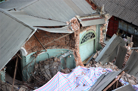 Hà Nội: Biệt thự cũ bị sập vẫn ngổn ngang gạch vữa