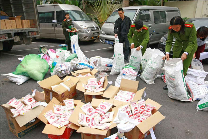 Lực lượng chức năng thu giữ nhiều sản phẩm bột ngọt giả. Ảnh nguồn Internet