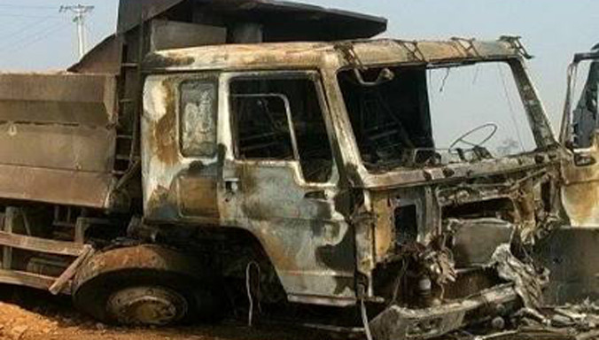 Chiếc xe tải đã bị thiêu rụi phần đầu.