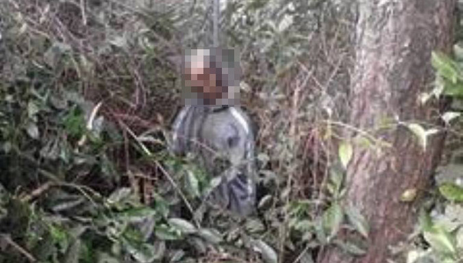 Thi thể của nạn nhân đang phân hủy trong tư thế treo cổ.