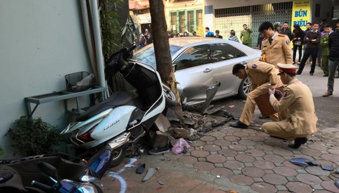 Lực lượng chức năng tiến hành khám nghiệm hiện trường vụ TNGT khiến 3 người tử vong.