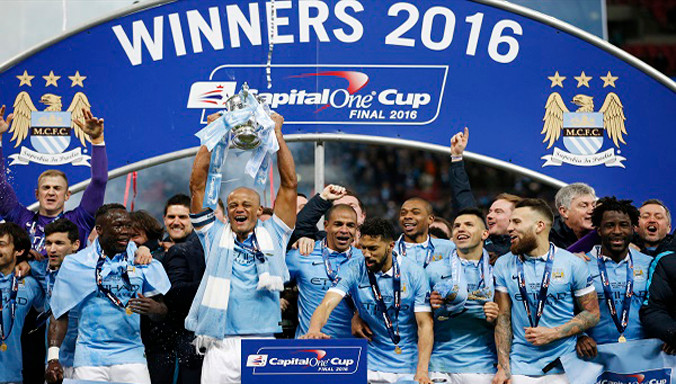 Khoảnh khắc đăng quang của thầy trò Pellegrini. Ảnh: Reuters.