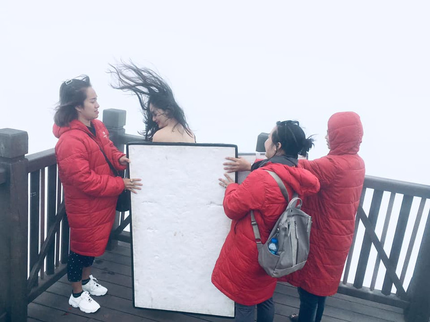 Hình ảnh Lan Phương phải nude thay đồ trong điều kiện thời tiết 5 độ C khiến nhiều người không khỏi xót xa.