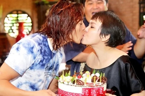 Sau nhiều năm gắn bó, vợ chồng Việt Hương vẫn ngọt ngào, tình cảm. Ảnh: Duy England.