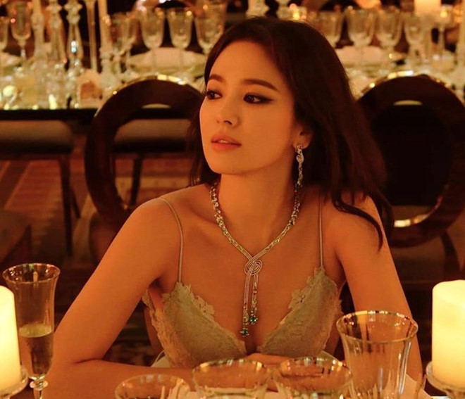 Sau khi ly hôn, Song Hye Kyo bị đồn có đại gia Hong Kong bao nuôi, ngoại tình với đàn em Park Bo Gum.