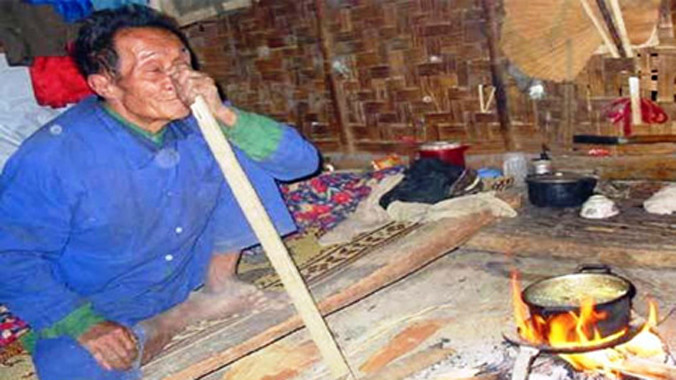 Quanh năm ngủ ngồi để cảnh giác thú dữ.