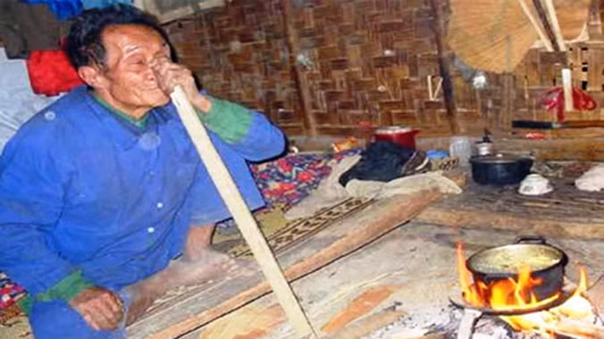 Quanh năm ngủ ngồi để cảnh giác thú dữ.