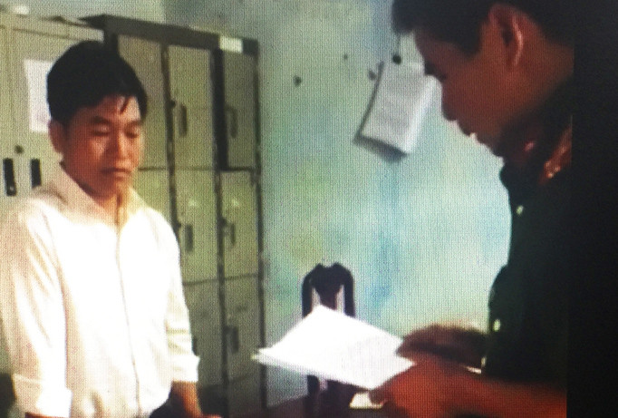 Ông Mai Hiền nghe đọc lệnh bắt tạm giam 