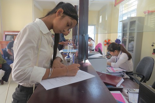 Cô bé Hải làm thủ tục thay đổi tên, giới tính. Ảnh: VnExpress.