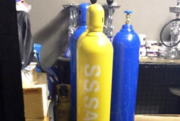 Nhiều bình khí dùng để bơm bóng cười bị phát hiện tại quán. Ảnh CTV.