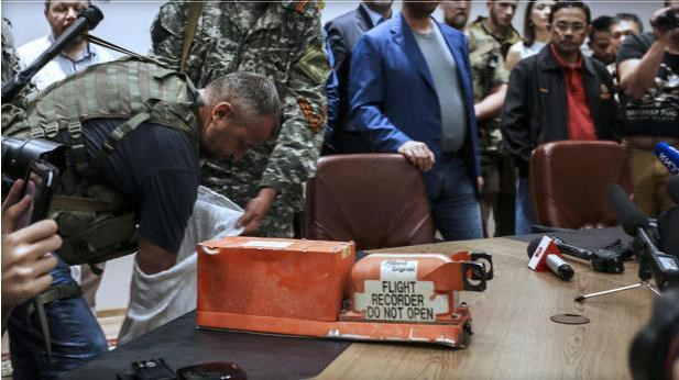 Phe ly khai Ukraine bàn giao hộp đen máy bay MH17 cho các quan chức Malaysia (Nguồn: AP)