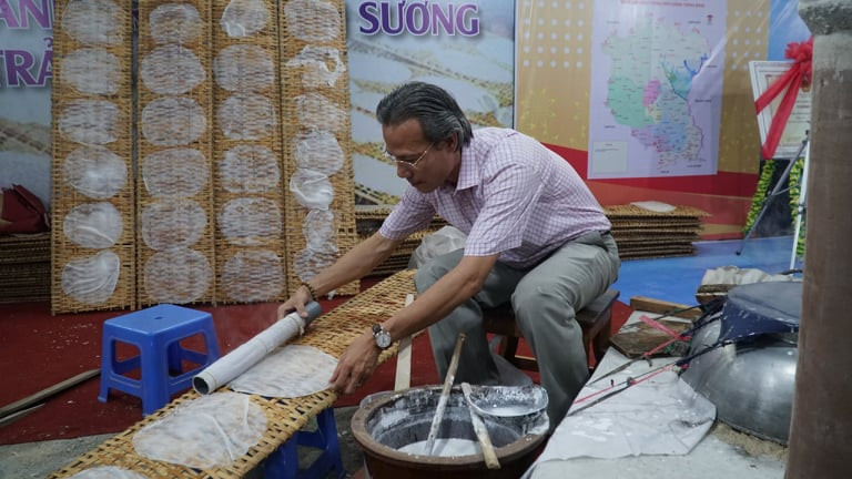 Du khách trải nghiệm trực tiếp làm bánh tráng tại lễ hội.