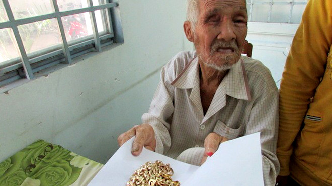 Số tài sản được trao trả cho ông lão ăn xin