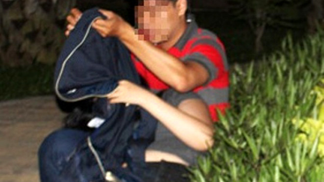 Lấy trộm quần của đôi tình nhân đang ân ái, phạm tội gì?