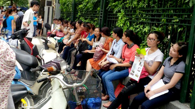 Đa số những người đến nộp hồ sơ thi tuyển công chức tại Cục thuế Hà Nội đều là các bạn trẻ mới ra trường. Ảnh: Xuân Phú