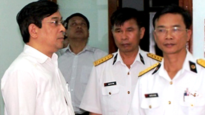 Cục trưởng khám chữa bệnh Lương Ngọc Khuê (bên trái) xem xét phòng mổ hở hàm ếch có 3 trẻ từ vong. Ảnh: Lan Hương