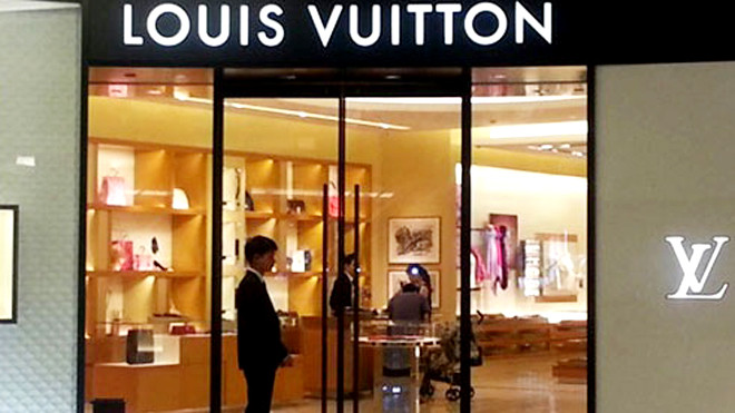 Nhiều gian hàng trong Tràng Tiền Plaza thường trong tình trạng người bán đông hơn người mua