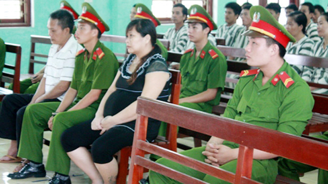 Bị cáo Lợi và Hà bị xét xử sau gần nửa năm gây ra cái chết của bé trai 8 tuổi. Ảnh: Bảo Hà