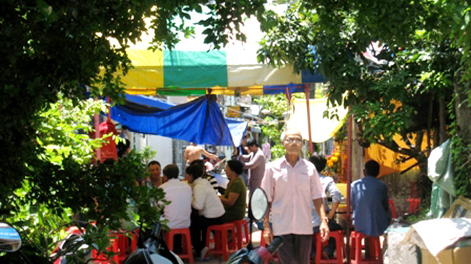 Người nhà lo hậu sự cho nạn nhân Tài 