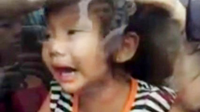 Hai cháu nhỏ òa khóc khi bị 3 người đàn ông nhấc bổng lên ôtô tại chợ phường Ngọc Thụy (Long Biên, Hà Nội).