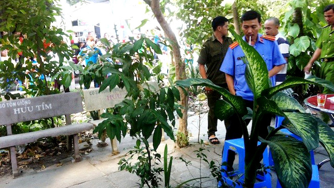 Cơ quan chức năng thực nghiệm hiện trường vụ cướp tài sản xảy ra tại nhà bà Sa