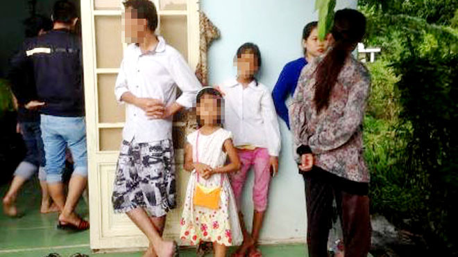 Hai cháu nhỏ chưa hết bàng hoàng khi chứng kiến người cha sát hại người tình rổi tự sát trong nhà 