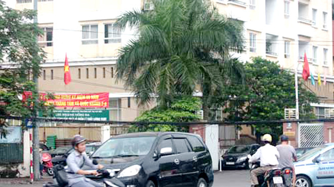 Khu Nhà công vụ Hoàng Cầu có 2 tòa nhà với 80 căn hộ, được đưa vào sử dụng từ năm 1999, thuộc quyền quản lý của Văn phòng Chính phủ. Từ ngày 31/12/2013, Thủ tướng ký quyết định bàn giao cho Cục Quản lý nhà thuộc Bộ Xây dựng quản lý. Ảnh: Minh Minh