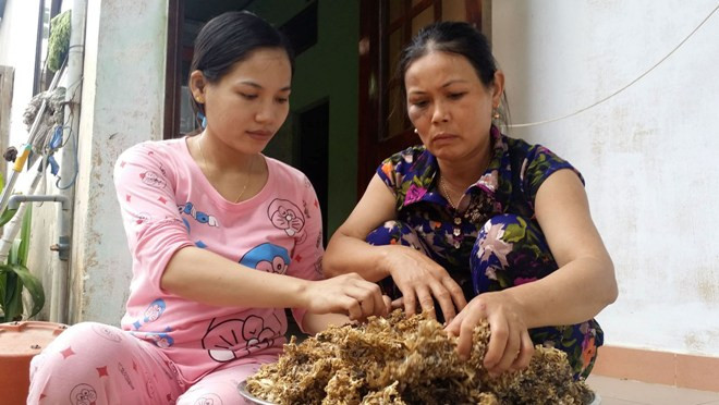 Cô giáo Nỷ (bên trái) và mẹ đang chờ tin chồng và cha từ Hoàng Sa