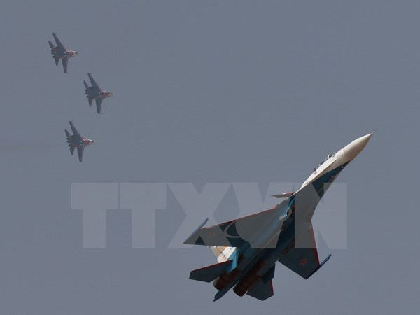 Máy bay Sukhoi SU-27 của quân đội Nga trình diễn tại Triển lãm hàng không ​'Aero-India 2013' diễn ra tại Bangalore (Ấn Độ). (Nguồn: AFP/TTXVN)
