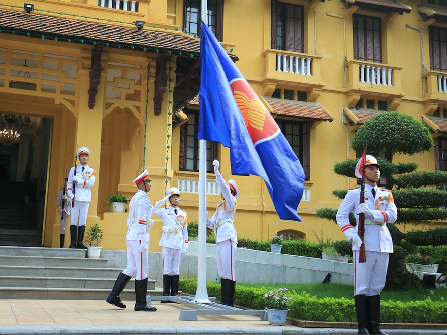 Asean qua 52 năm gồng mình trước giông bão 