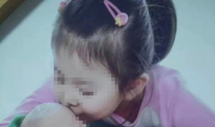 Phẫn nộ mẹ đánh chết con gái vì ăn chậm