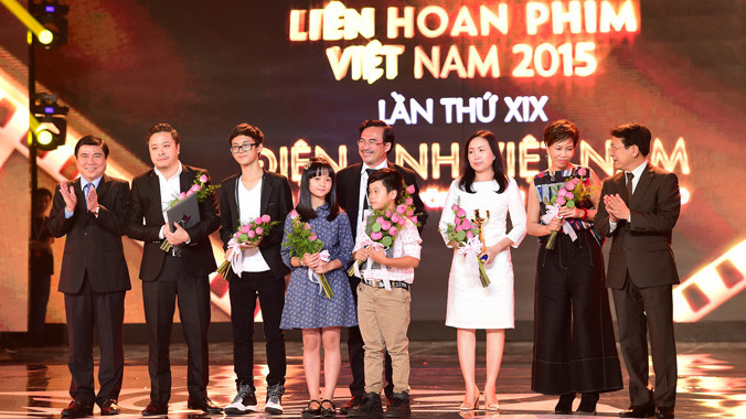 “Tôi thấy hoa vàng trên cỏ xanh” giành giải Bông sen Vàng và giải Phim hay nhất (dành cho phim dự thi) do khán giả bình chọn. 