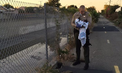 Bé gái bị chôn sống được cảnh sát giải cứu. 