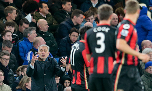 Bất chấp những dấu hiệu khởi sắc trước đó, tương lai của Mourinho ngay lập tức bấp bênh chỉ sau một thất bại của Chelsea. Ảnh: Reuters.