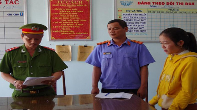 Bà Du nghe lệnh bắt giam.