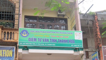 Một điểm tư vấn tại TP Thanh Hóa vẫn đang treo biển. Ảnh chụp chiều 5/12. Ảnh: Hoàng Lam.