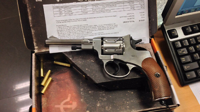 Một trong hai khẩu súng thu được trong hành lý bị thất lạc. Ảnh: Chi cục hải quan cung cấp.