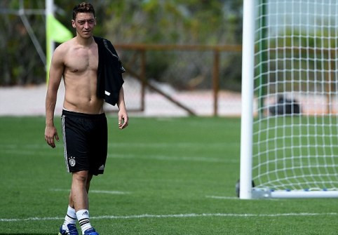 Mesut Oezil cũng theo Hồi giáo