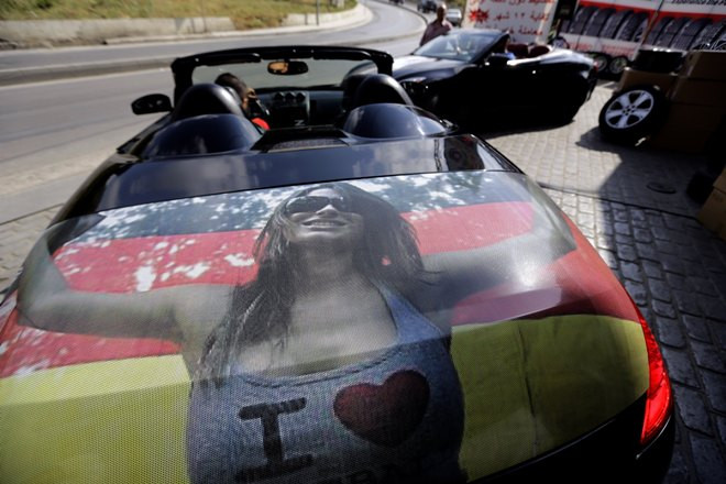 Những bức hình được dán lên xe để cổ vũ cho World Cup thu hút mọi ánh nhìn.